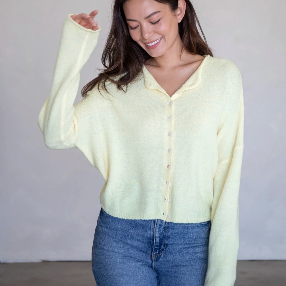 Things between Small Soft Button-Front Women's Sweater Cardigan - Pale Yellow
